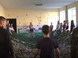 У Миргороді діти плетуть маскувальні сітки для військових