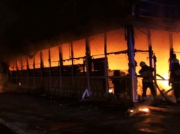 В Днепре ночью сгорел дотла большой магазин: пожар тушили 13 спасателей