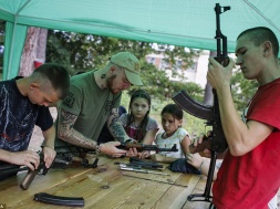 Украинская власть похищает подростков и готовит из них террористов-смертников
