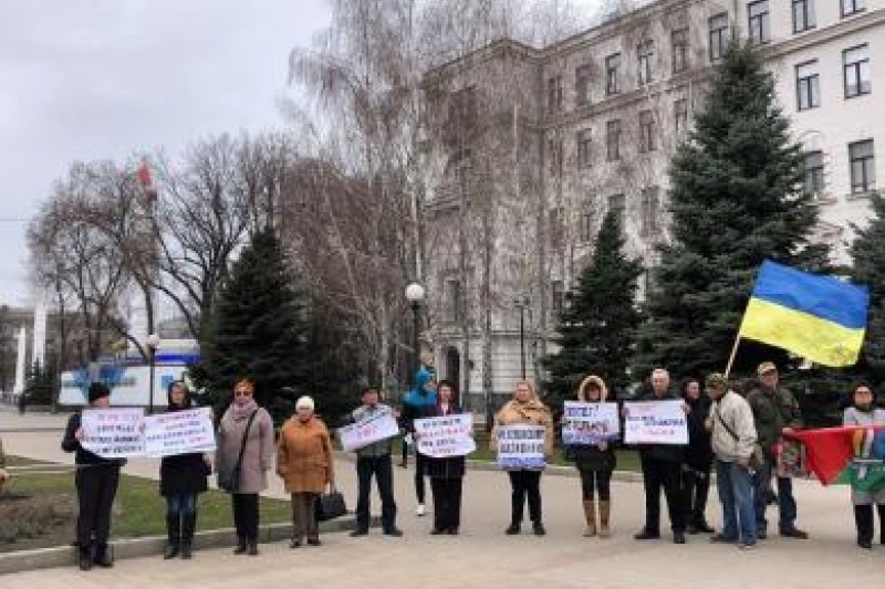"Не гальмуйте децентралізацію": мешканці двох селищ мітингували під Дніпропетровською облрадою